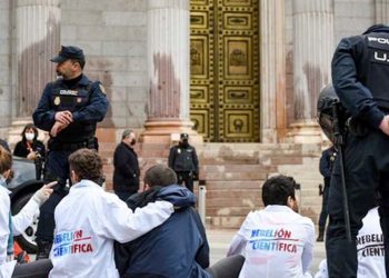La Brigada Antiterrorista detiene a científicos ecologistas por una protesta ante el Congreso