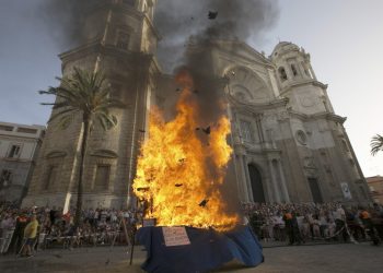 Cinco juanillos arderán este jueves en Cádiz junto al Dios Momo y la Bruja Piti del Carnaval 2022
