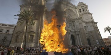 Cinco juanillos arderán este jueves en Cádiz junto al Dios Momo y la Bruja Piti del Carnaval 2022