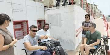 El espacio en la playa para personas con movilidad reducida se traslada de la zona del IES Drago al módulo 2