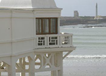 Operación limpieza en los bajos del balneario de La Caleta de cara al inicio de la temporada alta de playas