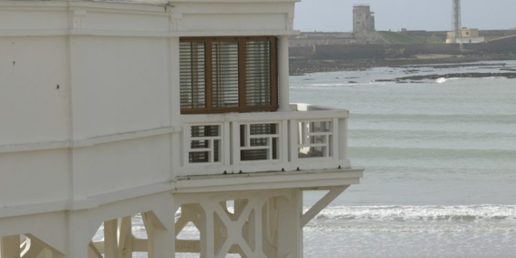 Operación limpieza en los bajos del balneario de La Caleta de cara al inicio de la temporada alta de playas