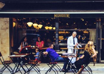 120 euros al que tire servilletas al suelo en las terrazas de los bares en Almería