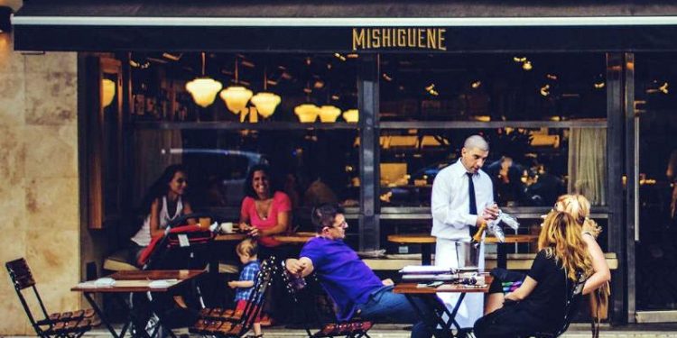 120 euros al que tire servilletas al suelo en las terrazas de los bares en Almería