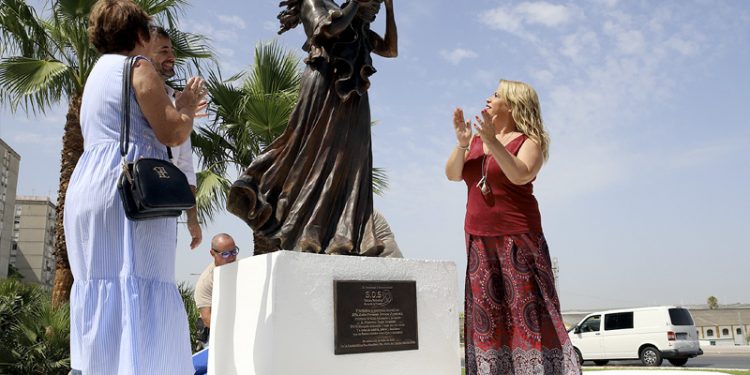 Instalada en Jerez la primera escultura de España dedicada a la asociación SOS Bebés Robados