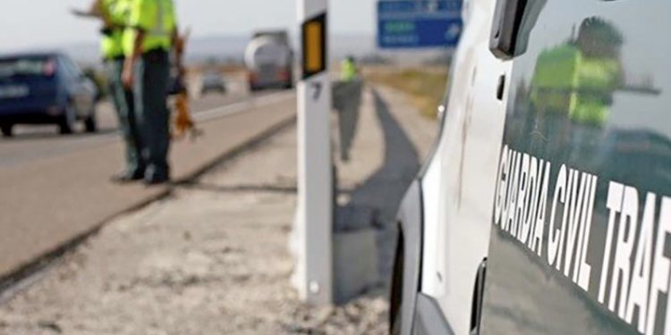 Cinco personas heridas al salirse de la carretera un minibús en Medina Sidonia