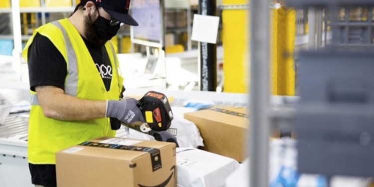 Multan a Amazon en Cataluña por tercerización y cesión ilegal de sus trabajadores