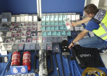 A prisión por sustraer 101 móviles del Centro Comercial Área Sur de Jerez