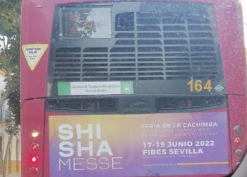 Piden 600.000 euros de multa a Autobuses Urbanos de Sevilla por publicitar tabaco con la «Feria de la Cachimba»