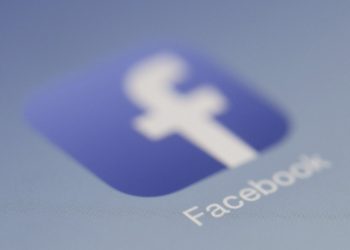 Un error de Facebook muestra a los usuarios falsas publicaciones de personas y páginas a las que no siguen