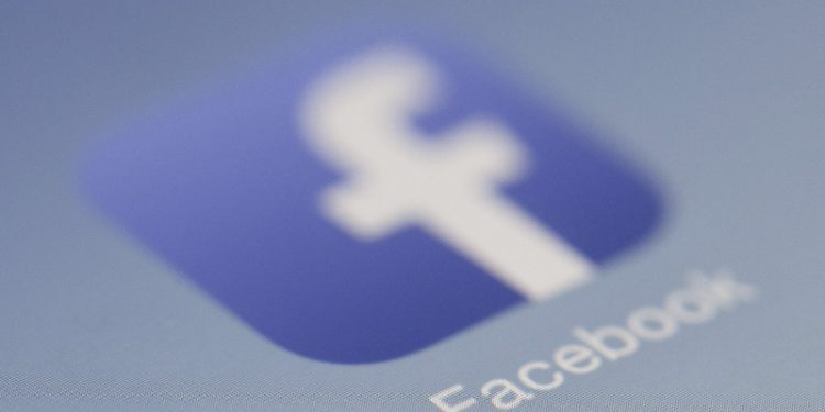 Un error de Facebook muestra a los usuarios falsas publicaciones de personas y páginas a las que no siguen