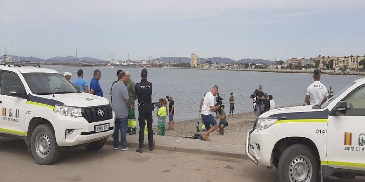 Prohibido el baño en playas de La Línea por el vertido del OS35