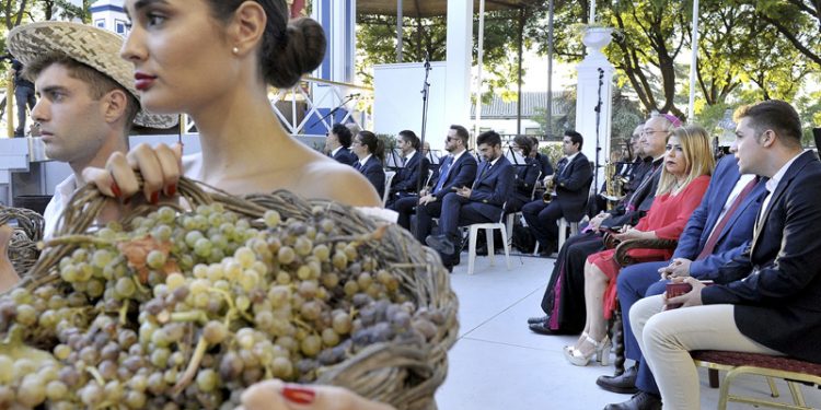 La música y la poesía se unen al nuevo mosto para el inicio de las Fiestas de la Vendimia con la Pisa de la Uva