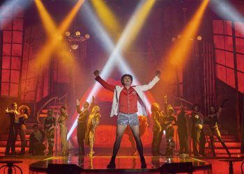 ‘The Hole X’ se queda un día más en el Gran Teatro Falla de Cádiz