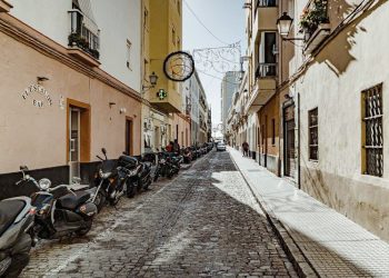 FACUA Cádiz apoya la implantación de una tasa turística en la ciudad