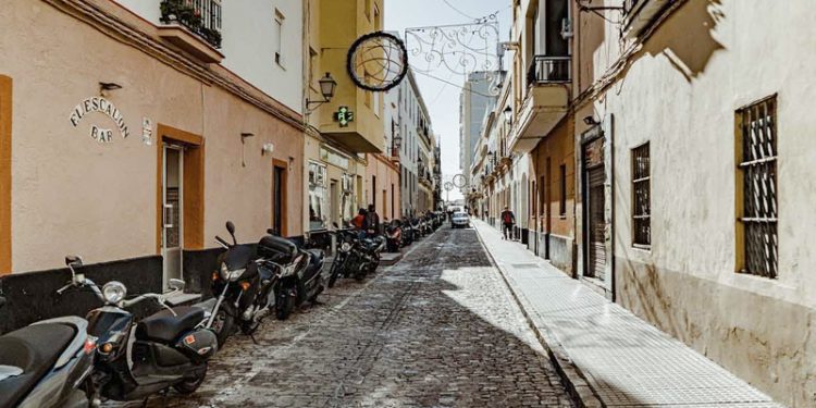 FACUA Cádiz apoya la implantación de una tasa turística en la ciudad
