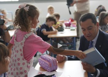 La Junta anuncia un cheque escolar de 100 euros por hijo para ayudar a las familias con menos recursos