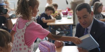 La Junta anuncia un cheque escolar de 100 euros por hijo para ayudar a las familias con menos recursos