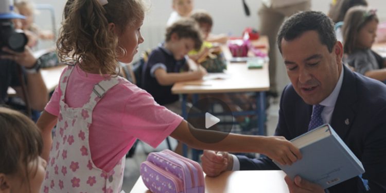 La Junta anuncia un cheque escolar de 100 euros por hijo para ayudar a las familias con menos recursos