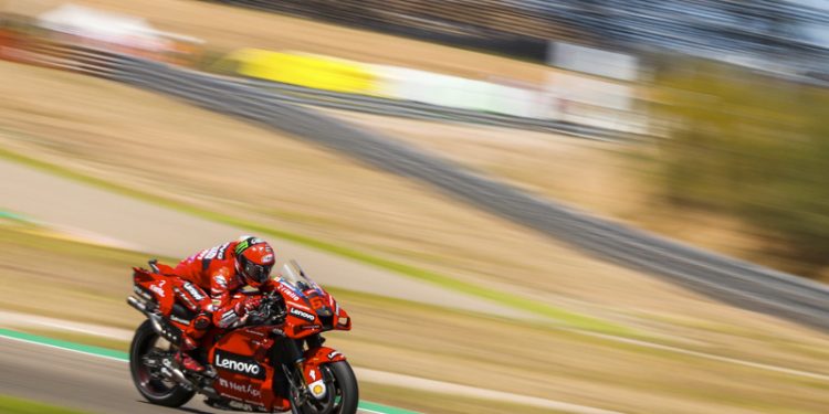 Pole para el “Pecco” y fiesta para más de 2000 personas que llenaron la Fan Zone de MotorLand Aragón