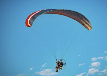 Fallece un hombre en un accidente de paramotor en Sanlúcar de Barrameda