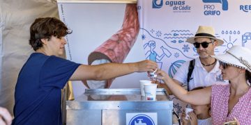 Aguas de Cádiz reparte 4.000 vasos de agua fresquita durante el fin de semana de SailGP