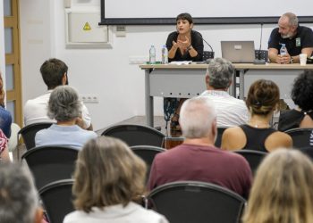 Asociaciones, grupos políticos y personal técnico participan en la primera mesa informativa del Plan Director de Arbolado