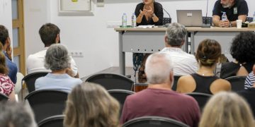 Asociaciones, grupos políticos y personal técnico participan en la primera mesa informativa del Plan Director de Arbolado