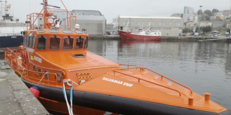 Rescate en Barbate: Cuatro tripulantes de un velero son salvados tras un inusual ataque de orcas