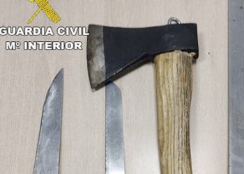 Detenido en Barbate un hombre armado con un hacha y tres cuchillos por amenazar y perseguir a un vecino