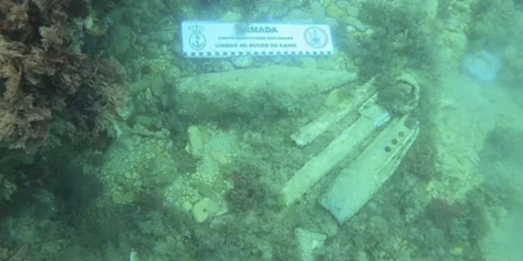 Un equipo de desactivación de explosivos de la armada neutraliza artefactos submarinos cerca de la costa de Melilla