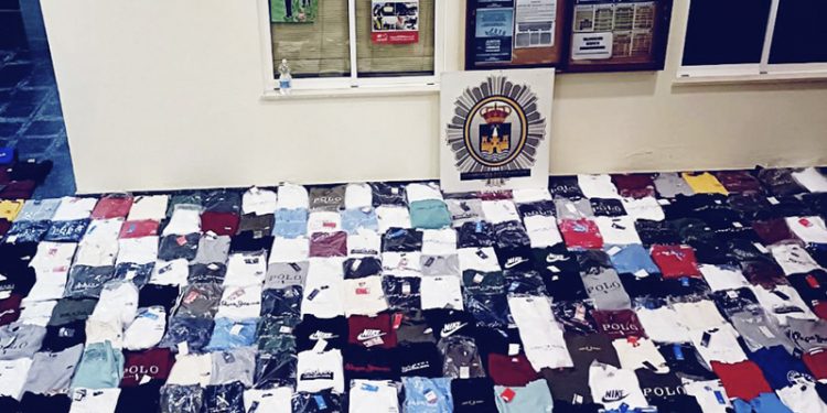 La Policía Local de El Puerto vuelve a decomisar mercancía falsificada en el paseo marítimo de Valdelagrana