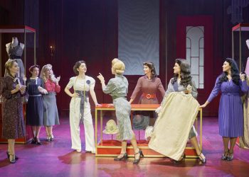 «El Tiempo entre Costuras»: un viaje musical que no deja indiferente en el Gran Teatro Falla de Cádiz