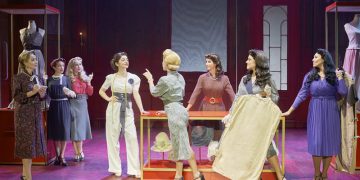 «El Tiempo entre Costuras»: un viaje musical que no deja indiferente en el Gran Teatro Falla de Cádiz