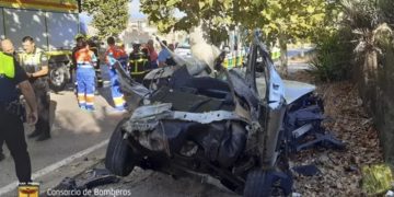 Fallecen dos personas al chocar su turismo contra un árbol en Algeciras